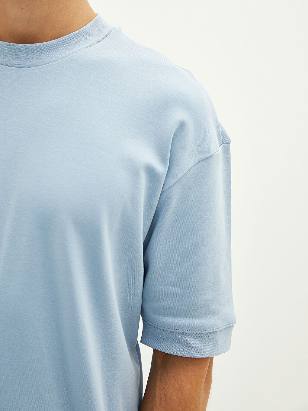 سويت شيرت كم قصير بياقة دائرية للرجال-1