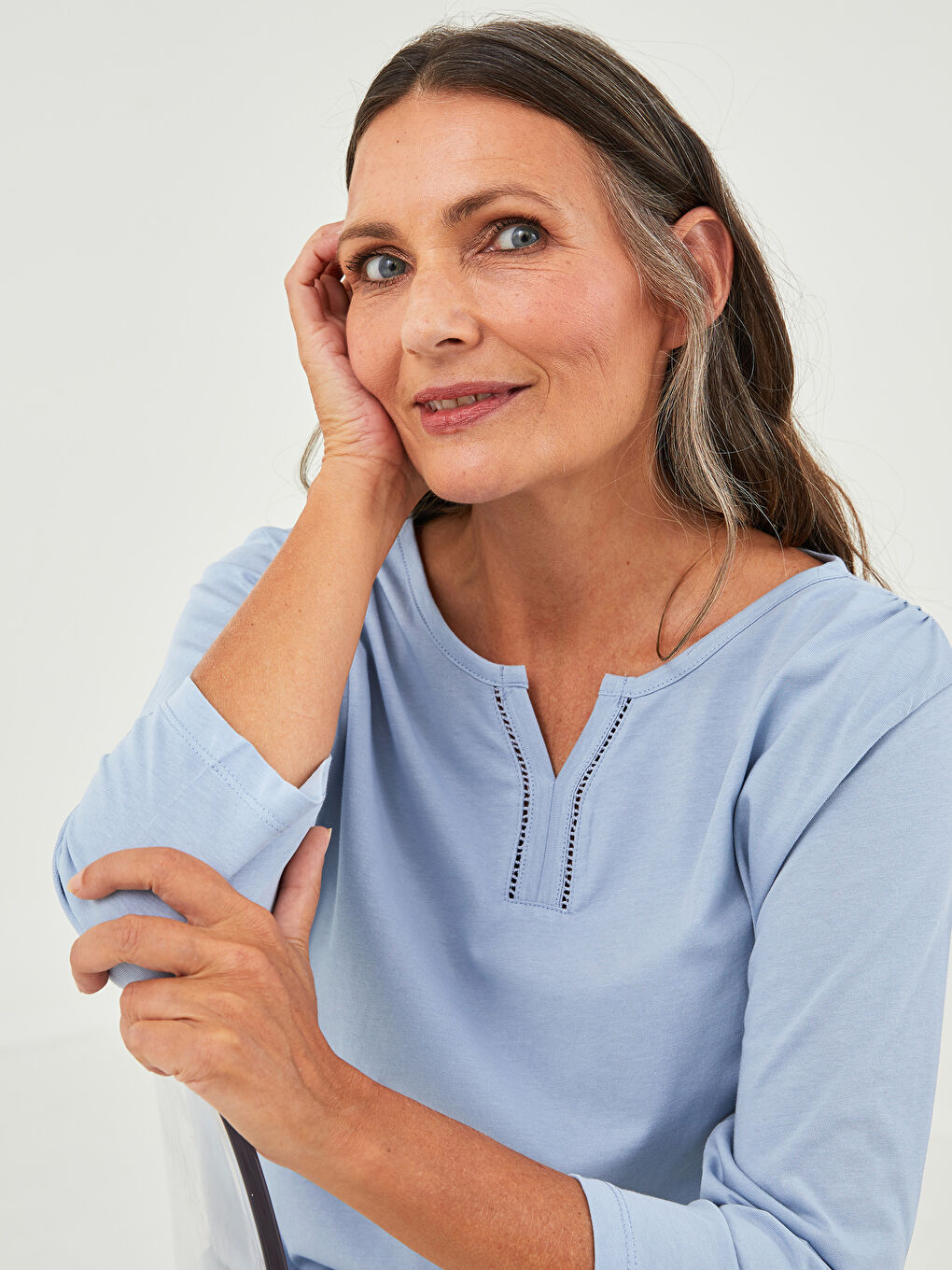 بلوزة قطن بياقة هنلي للسيدات