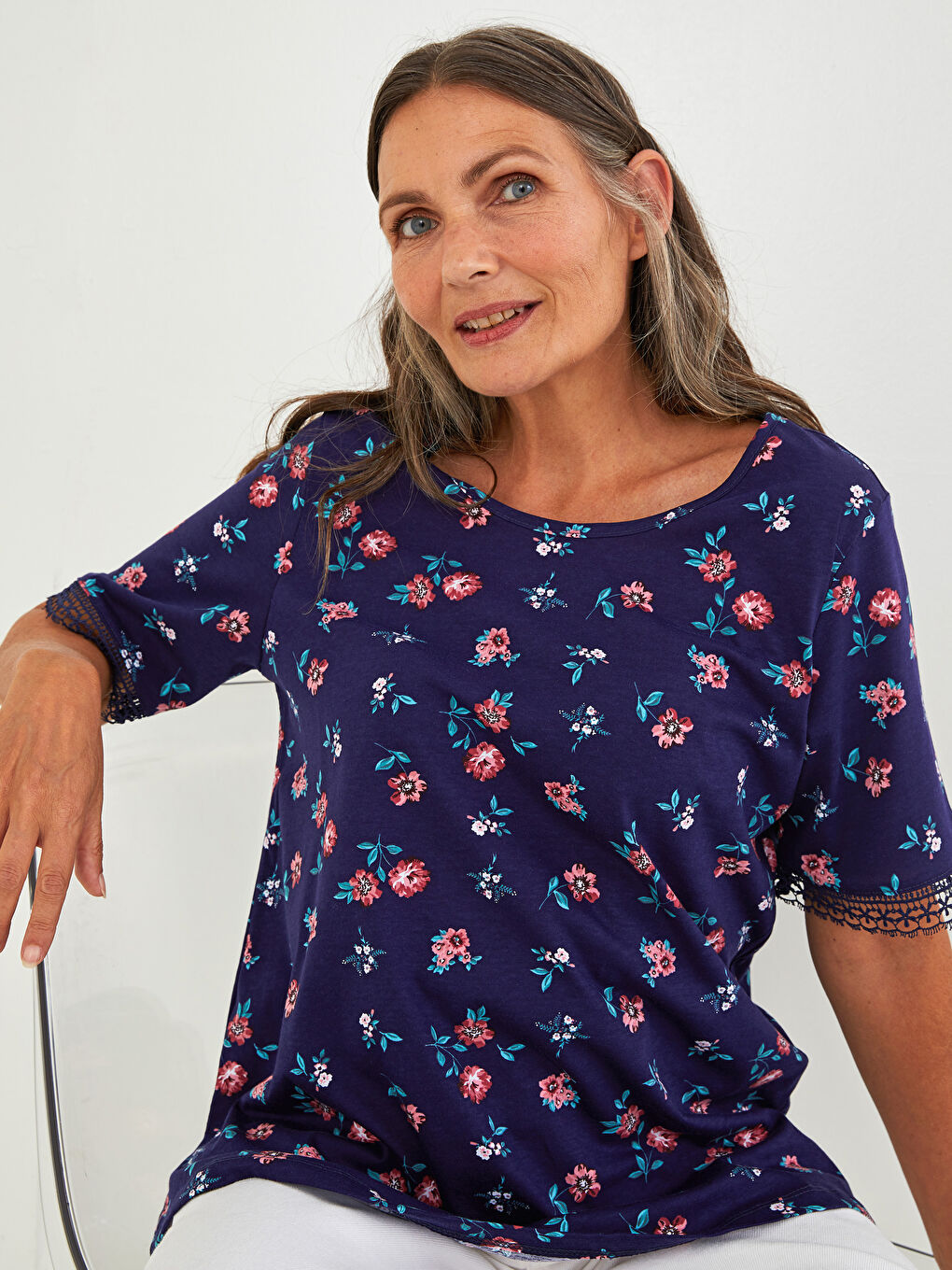 Lacivert Bisiklet Yaka Çiçekli Kısa Kollu Pamuklu Kadın Bluz