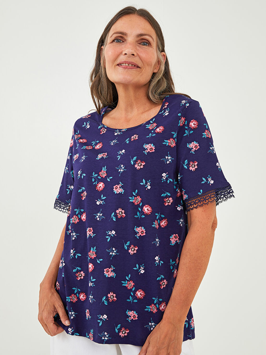 Lacivert Bisiklet Yaka Çiçekli Kısa Kollu Pamuklu Kadın Bluz-1