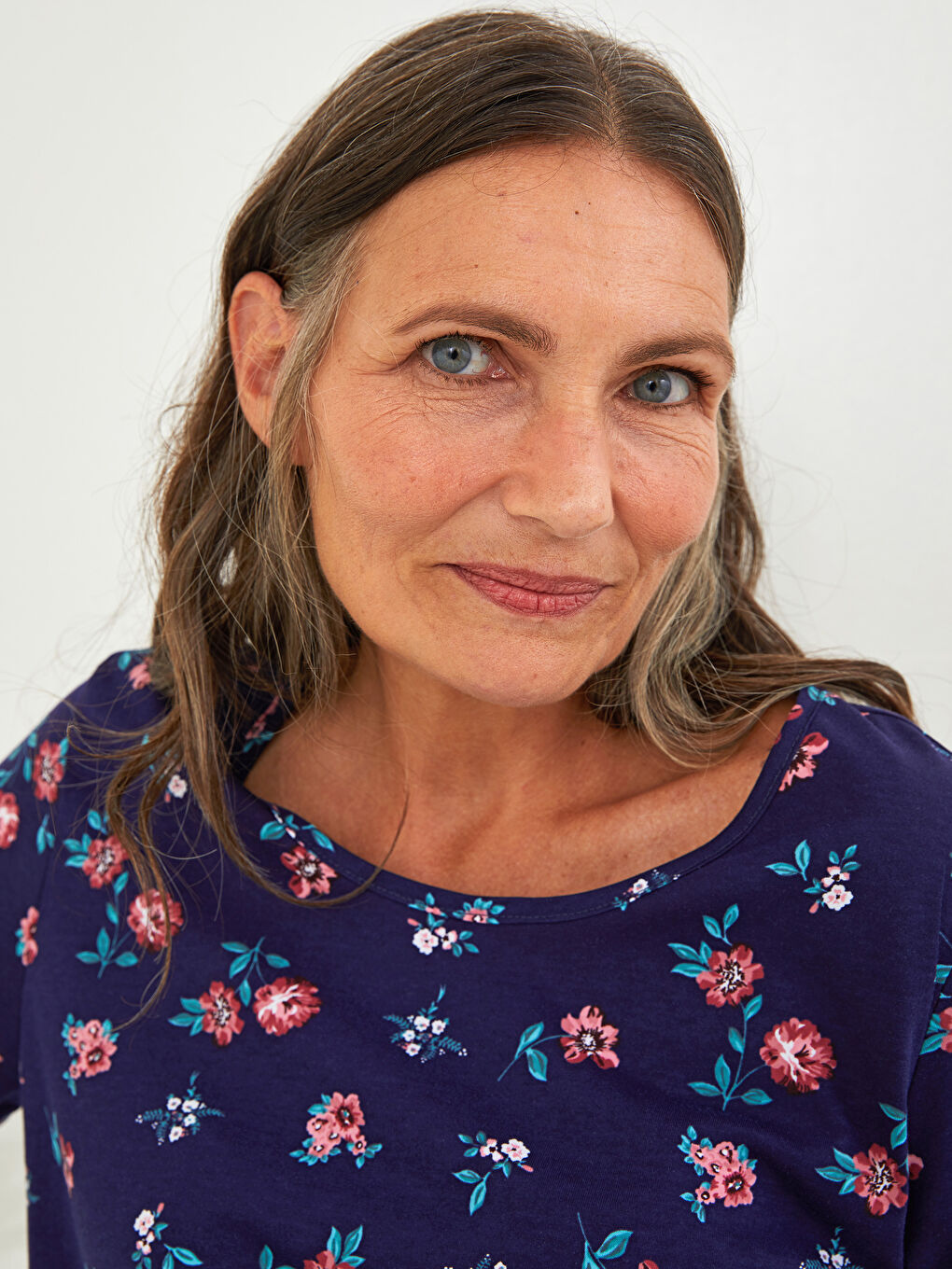 Lacivert Bisiklet Yaka Çiçekli Kısa Kollu Pamuklu Kadın Bluz-2