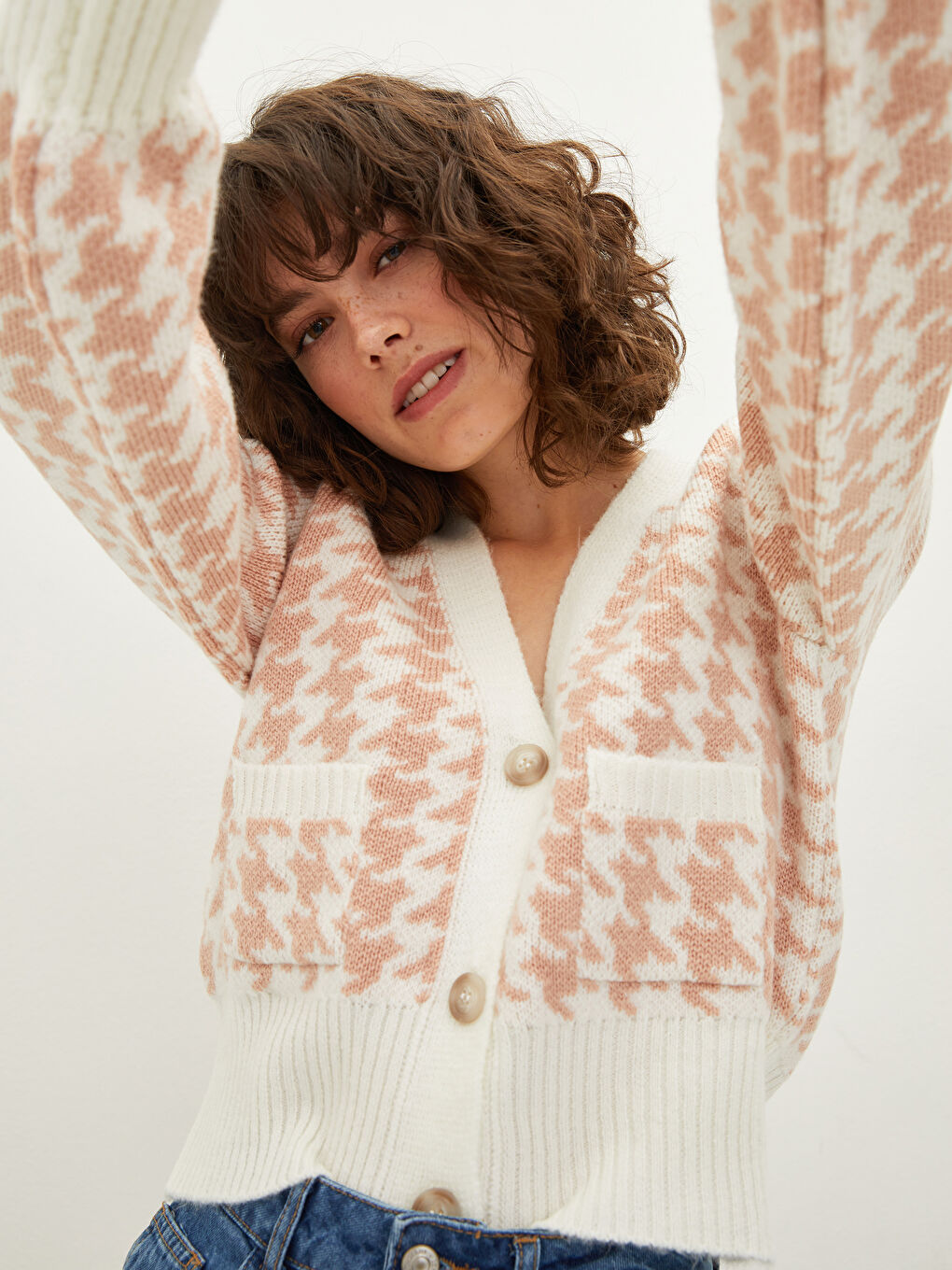 Pembe V Yaka Desenli Kadın Triko Hırka