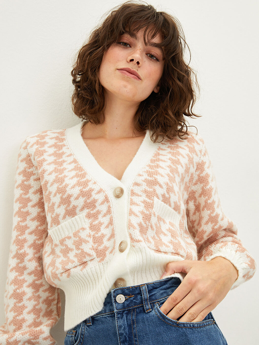 Pembe V Yaka Desenli Kadın Triko Hırka-1