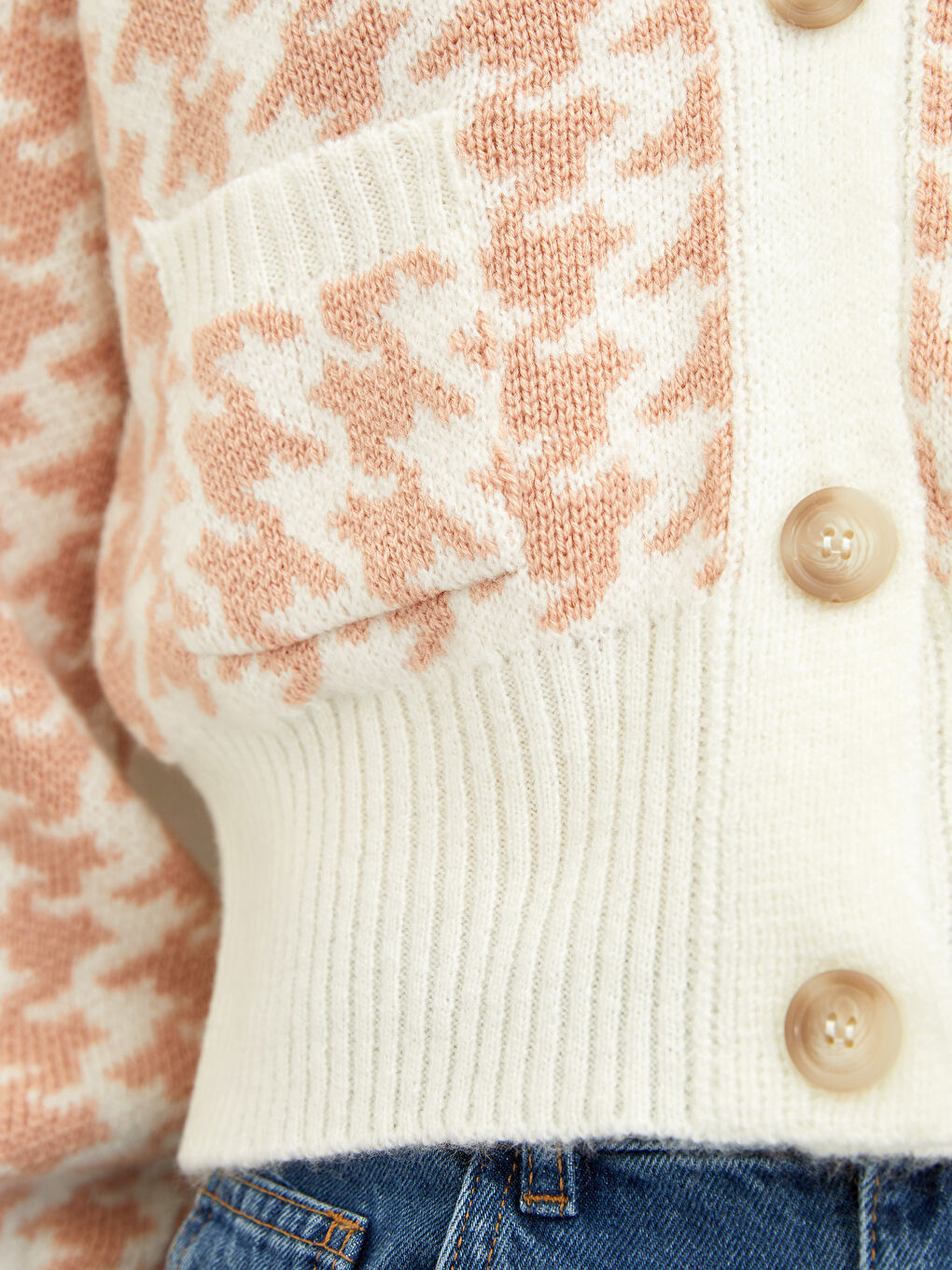 Pembe V Yaka Desenli Kadın Triko Hırka-2