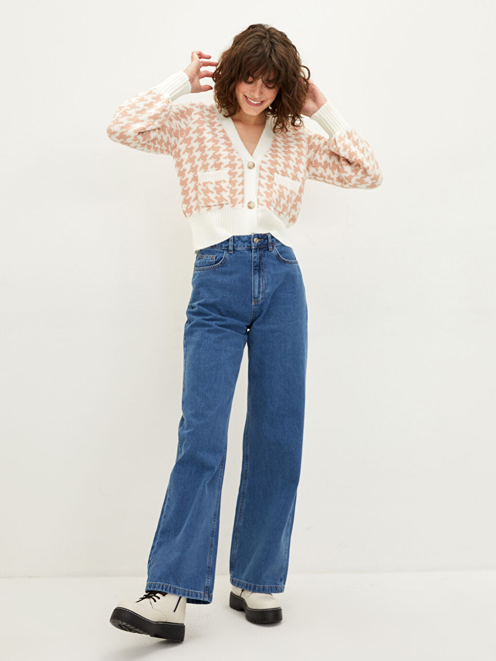 Pembe V Yaka Desenli Kadın Triko Hırka-3