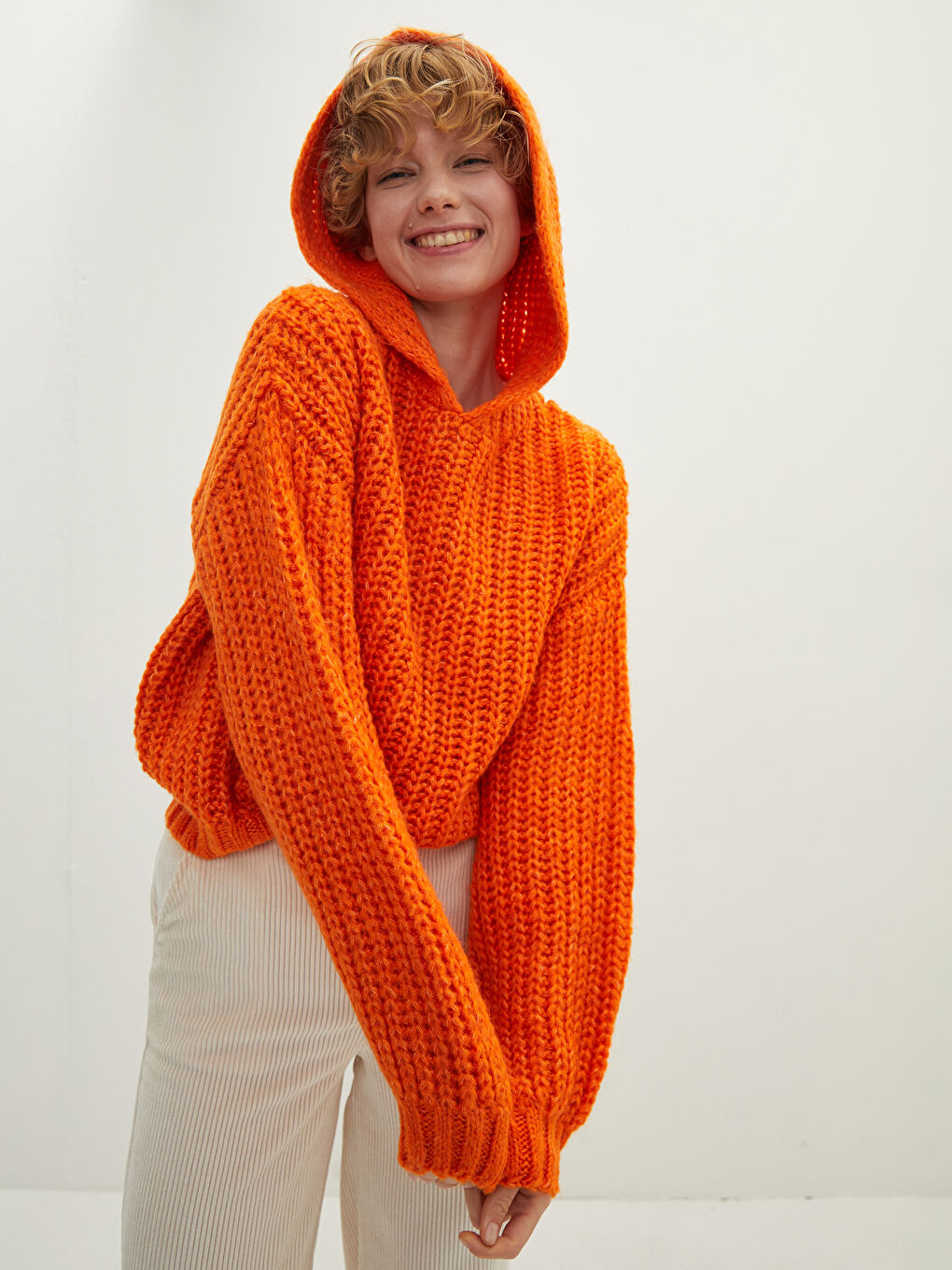 С капюшоном стандартный с длинным рукавом женский трикотажный свитер