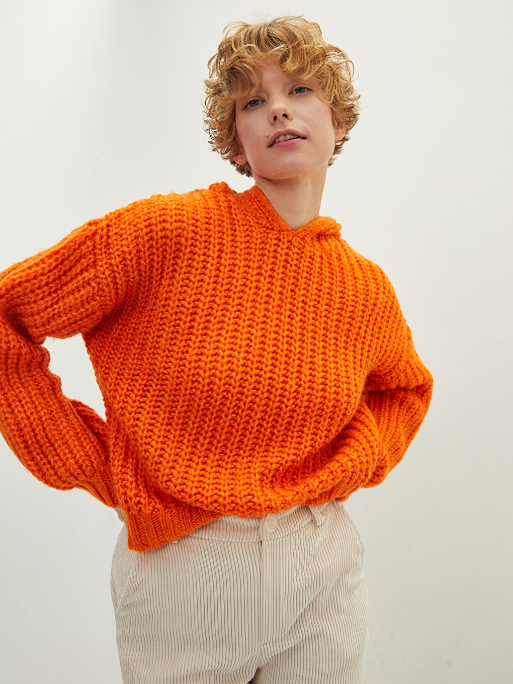 С капюшоном стандартный с длинным рукавом женский трикотажный свитер-1