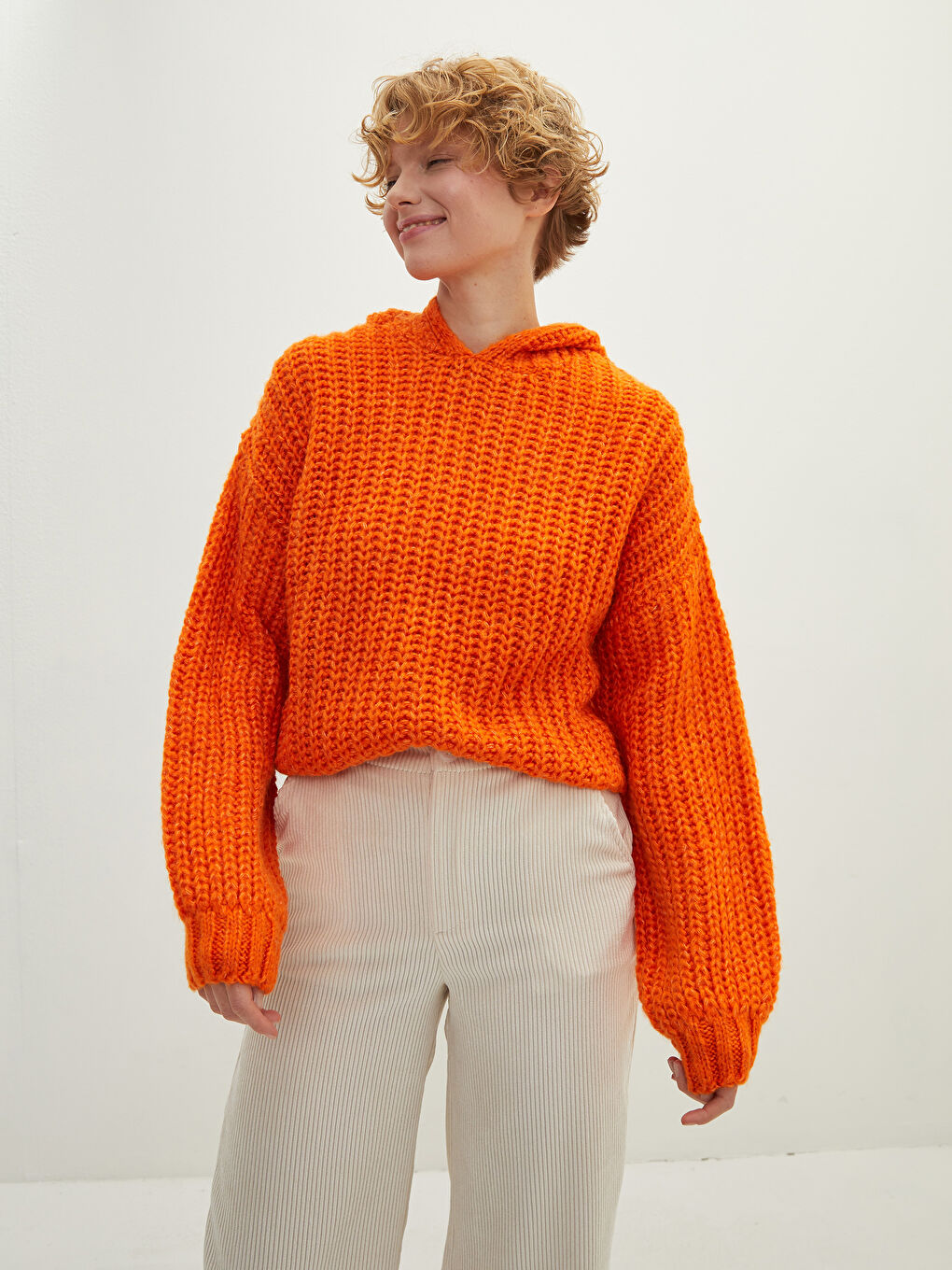 С капюшоном стандартный с длинным рукавом женский трикотажный свитер-2