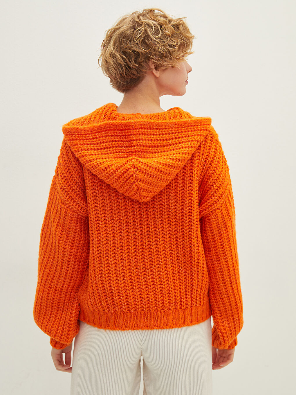 С капюшоном стандартный с длинным рукавом женский трикотажный свитер-4