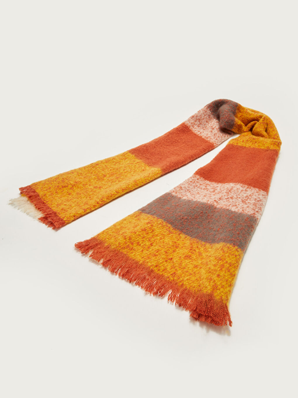 Kahverengi Kısa Püsküllü Yumuşak Dokulu Kumaştan Renk Bloklu Kadın Atkı-2