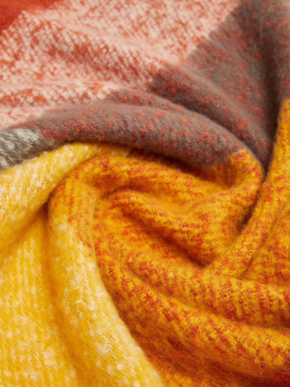 Kahverengi Kısa Püsküllü Yumuşak Dokulu Kumaştan Renk Bloklu Kadın Atkı-4