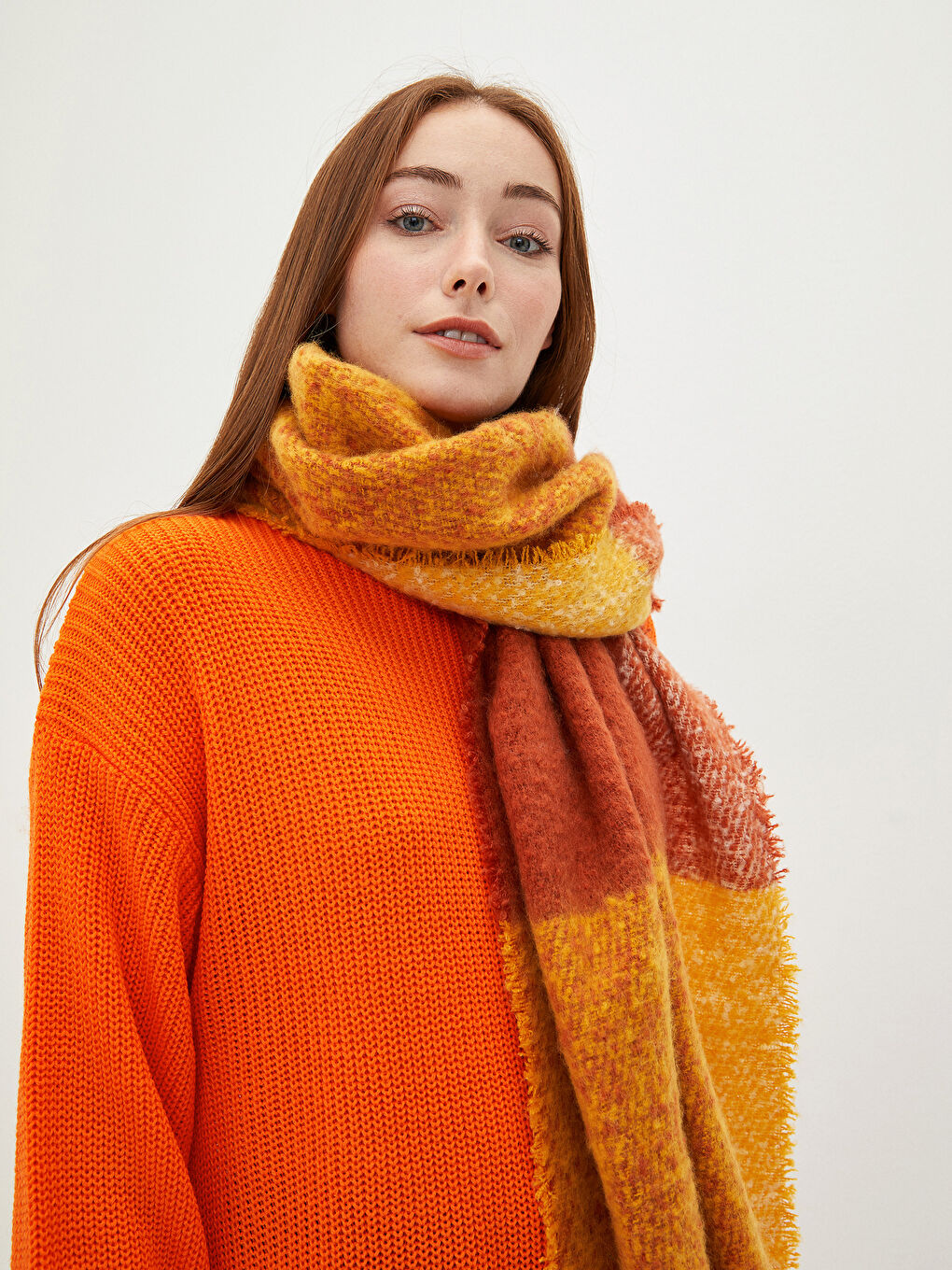 Kahverengi Kısa Püsküllü Yumuşak Dokulu Kumaştan Renk Bloklu Kadın Atkı