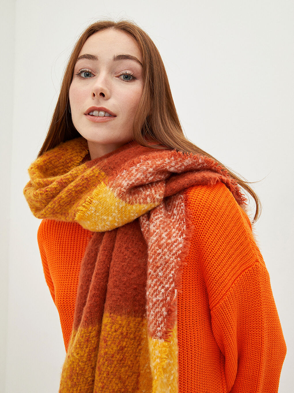 Kahverengi Kısa Püsküllü Yumuşak Dokulu Kumaştan Renk Bloklu Kadın Atkı-1