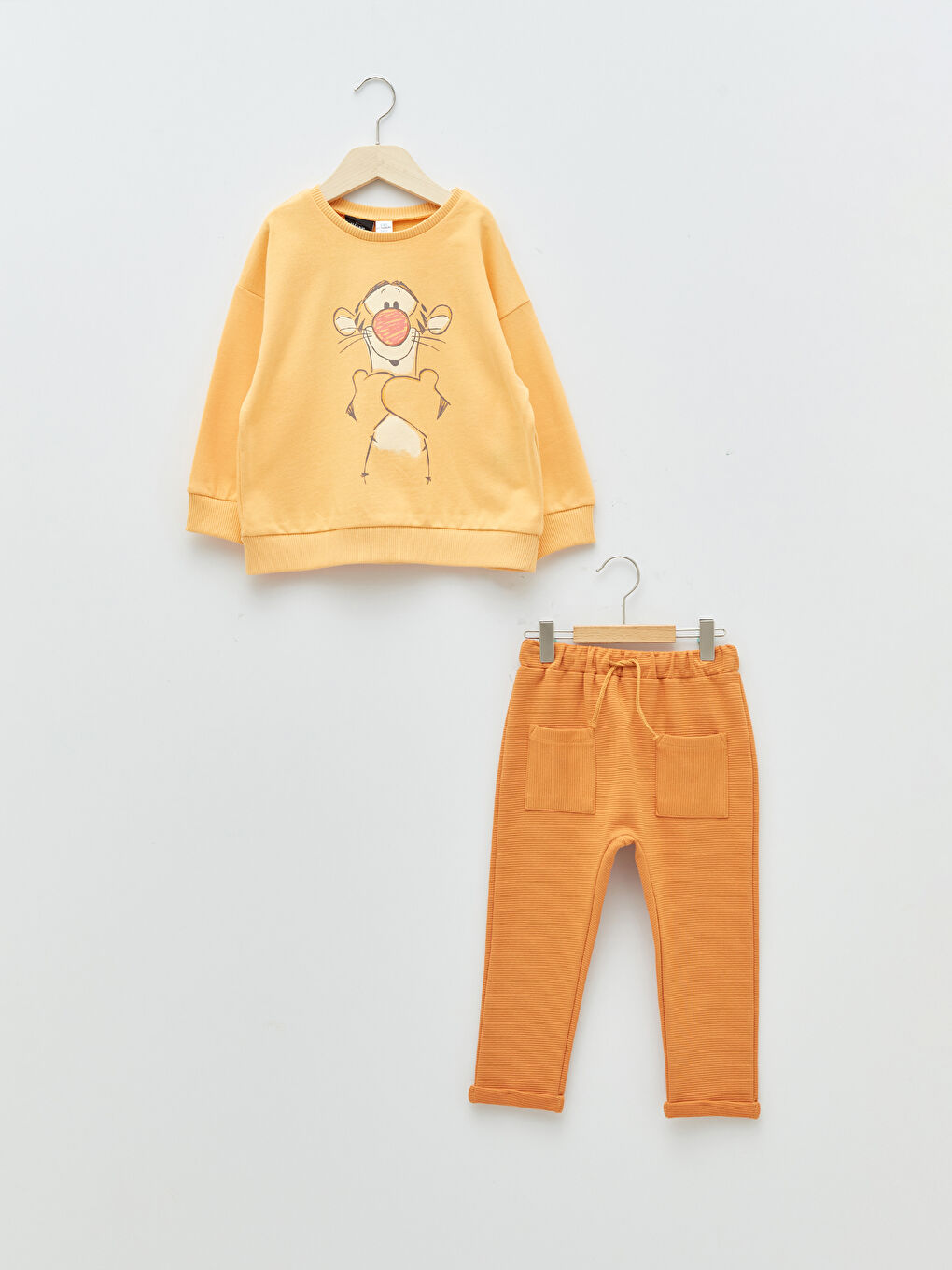 LCW baby Turuncu Bisiklet Yaka Uzun Kollu Winnie the Pooh Baskılı Erkek Bebek Sweatshirt ve Pantolon 2'li Takım