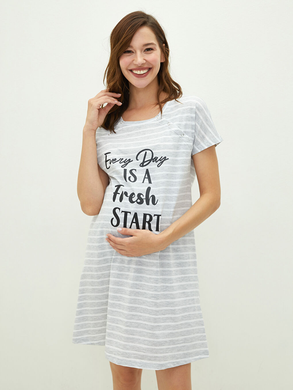 Gri U Yaka Kısa Kollu Emzirme Özellikli Baskılı Hamile Gecelik