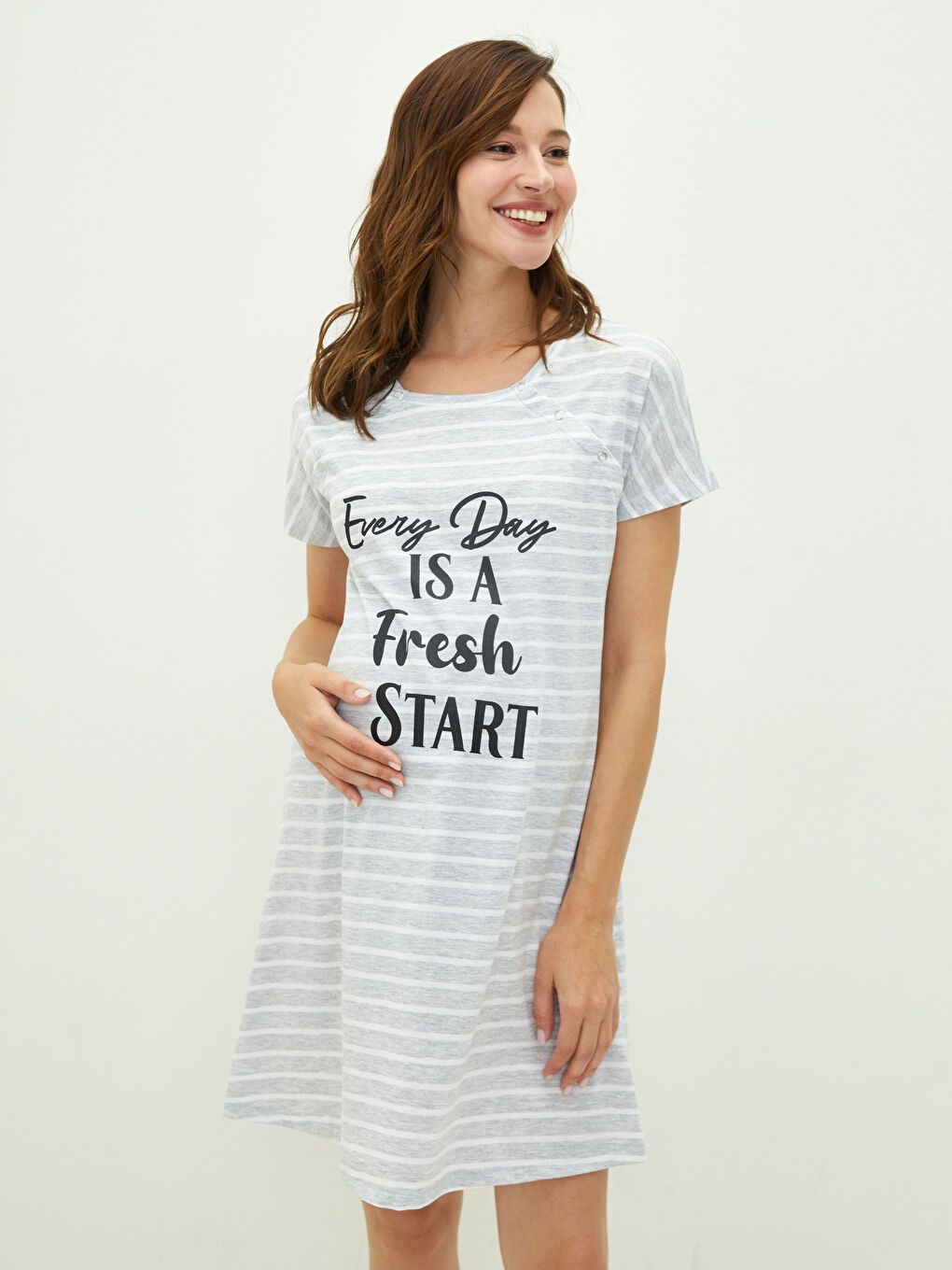 Gri U Yaka Kısa Kollu Emzirme Özellikli Baskılı Hamile Gecelik-1