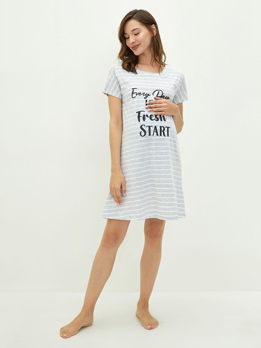 Gri U Yaka Kısa Kollu Emzirme Özellikli Baskılı Hamile Gecelik-3