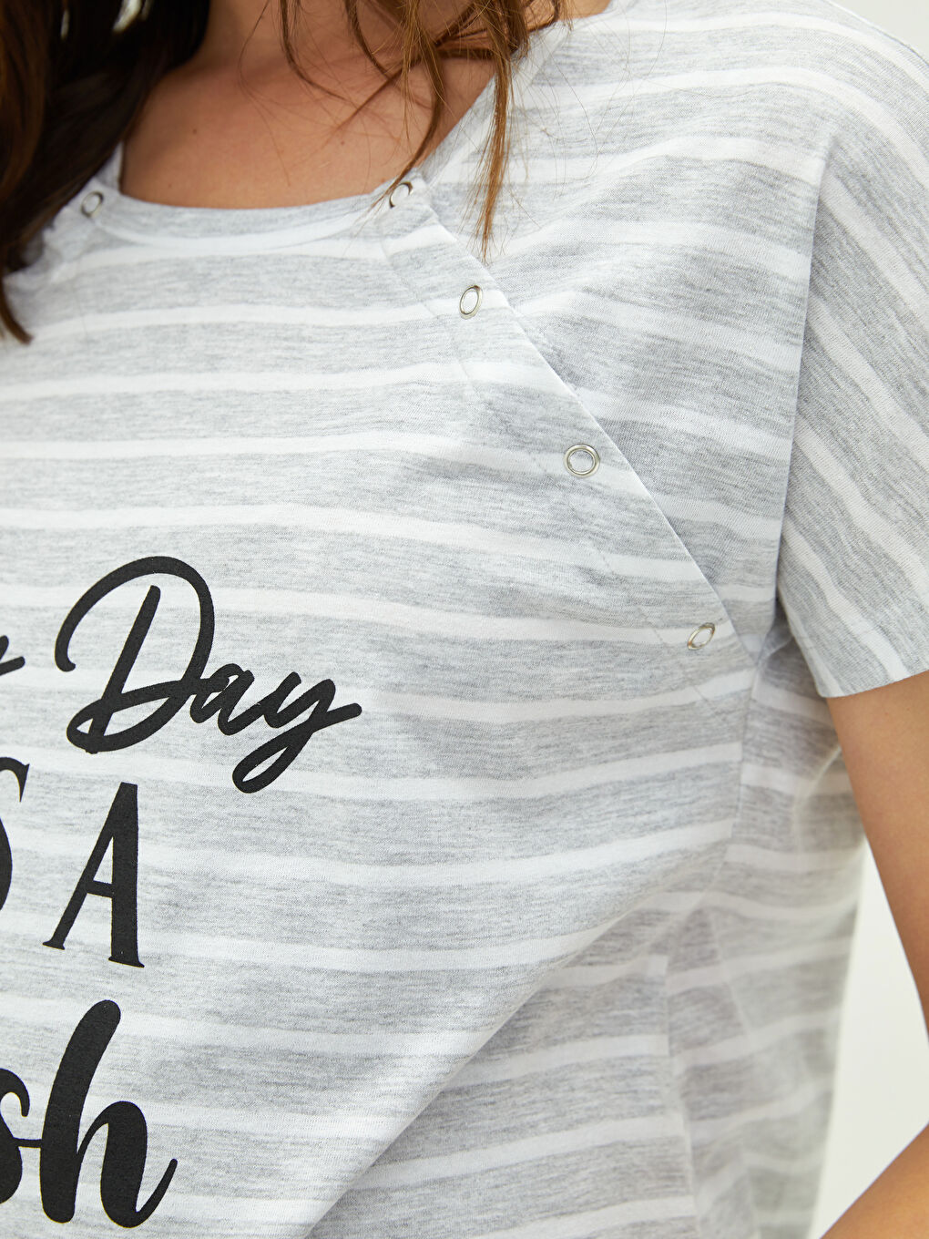 Gri U Yaka Kısa Kollu Emzirme Özellikli Baskılı Hamile Gecelik-4