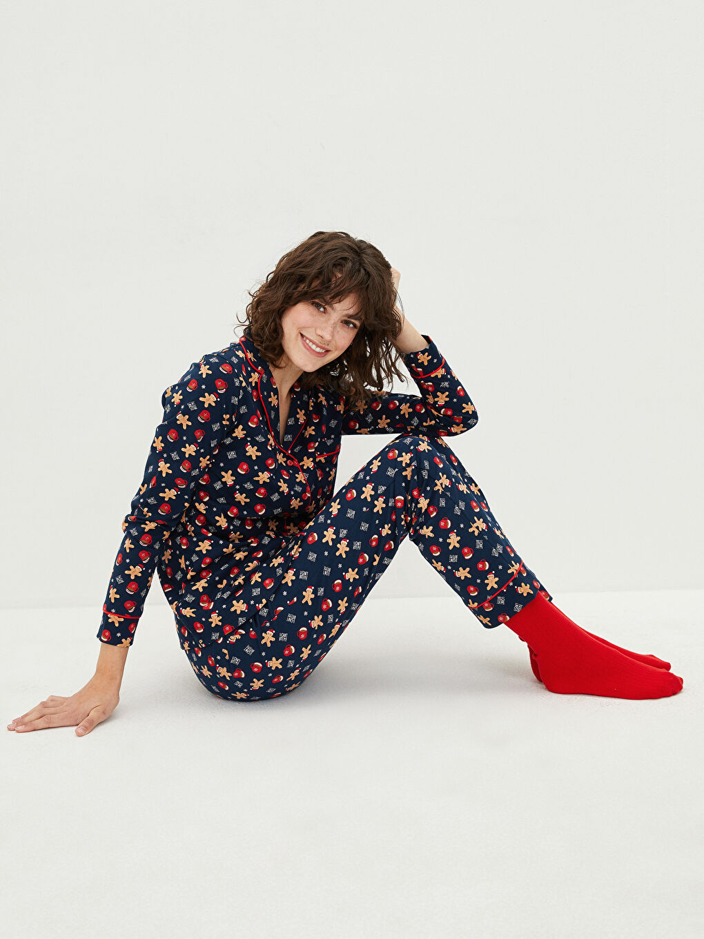 طقم بيجاما للسيدات بأكمام طويلة وموضوع عيد الميلاد بياقة قميص من القطن