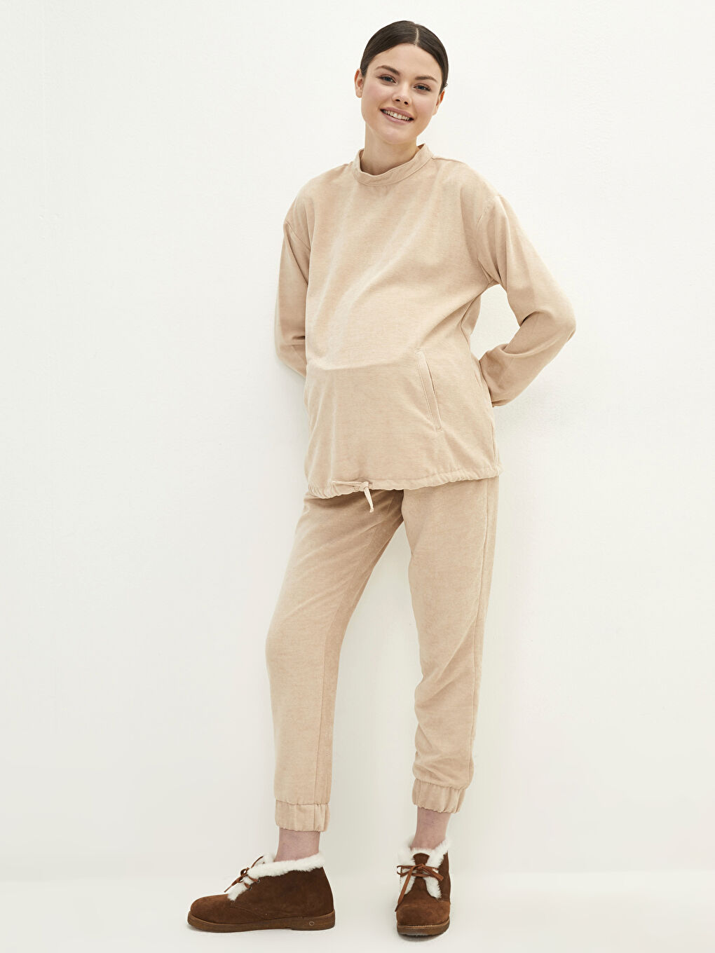 Elastische Schwangerschafts-Jogginghose aus Samt mit geradem Bein, Taschen und Details