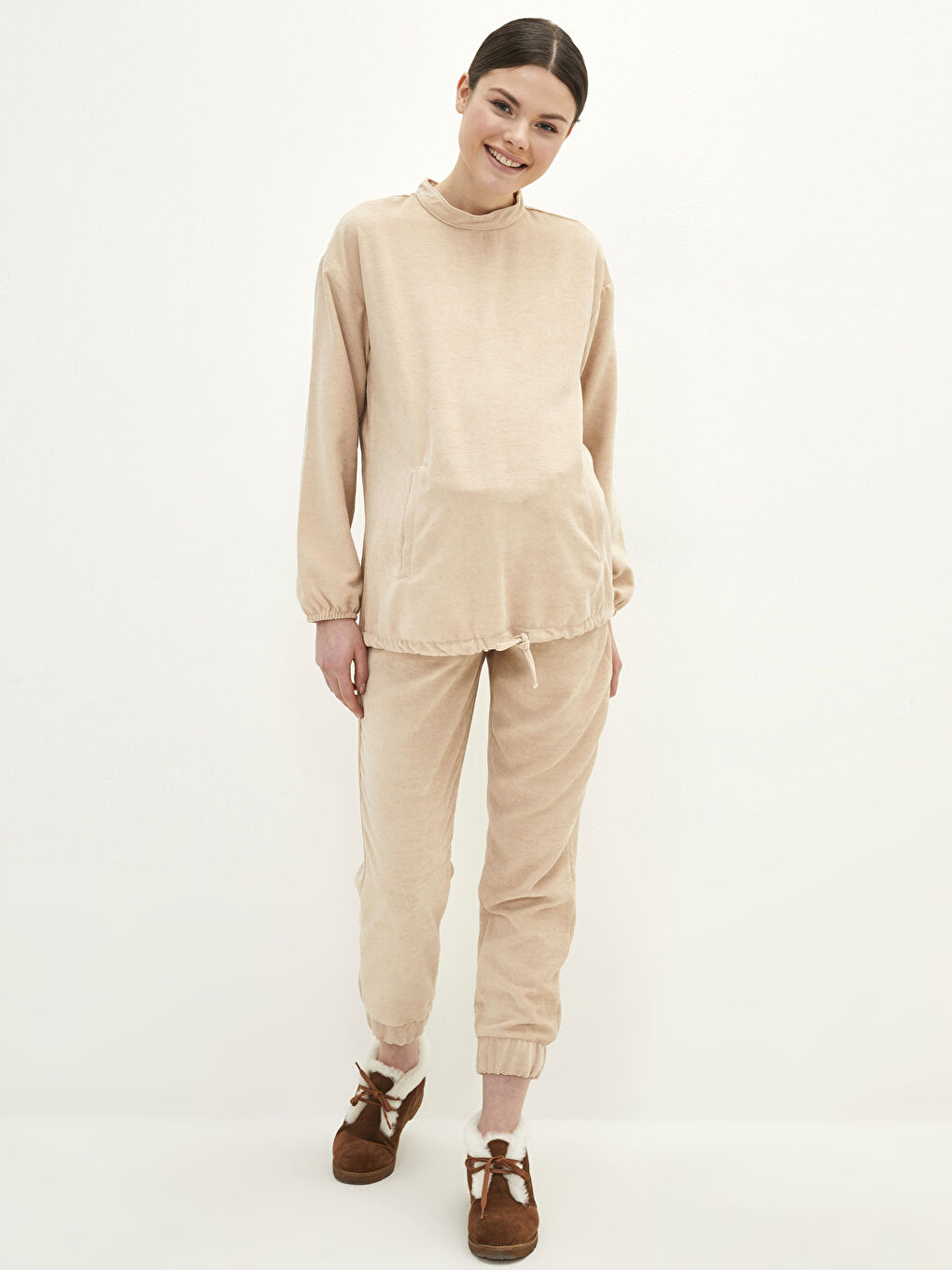 Elastische Schwangerschafts-Jogginghose aus Samt mit geradem Bein, Taschen und Details-1