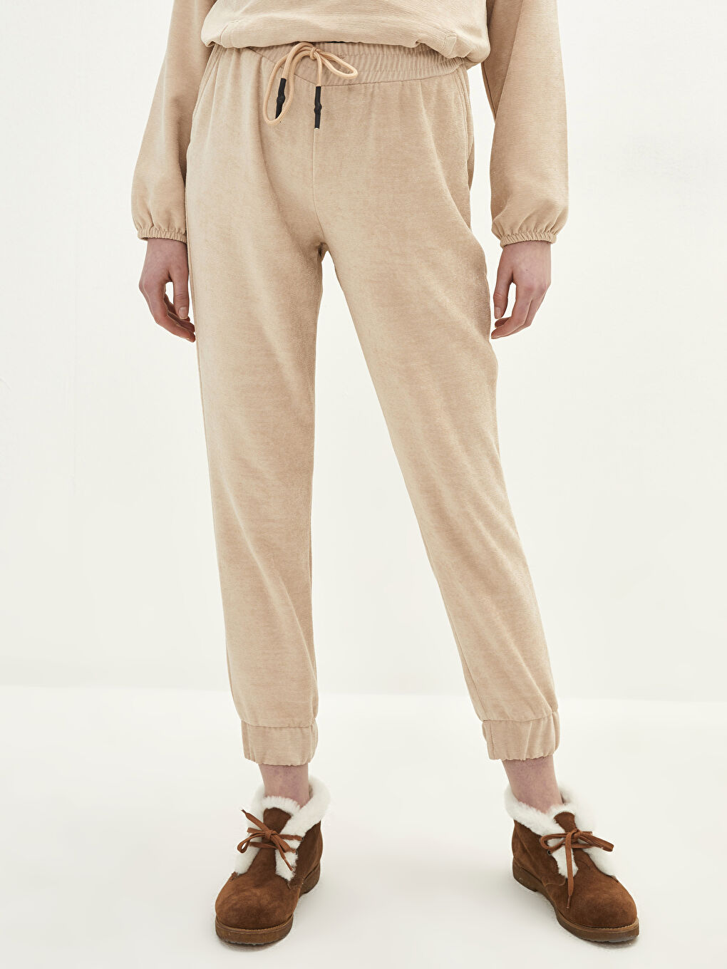 Elastische Schwangerschafts-Jogginghose aus Samt mit geradem Bein, Taschen und Details-2