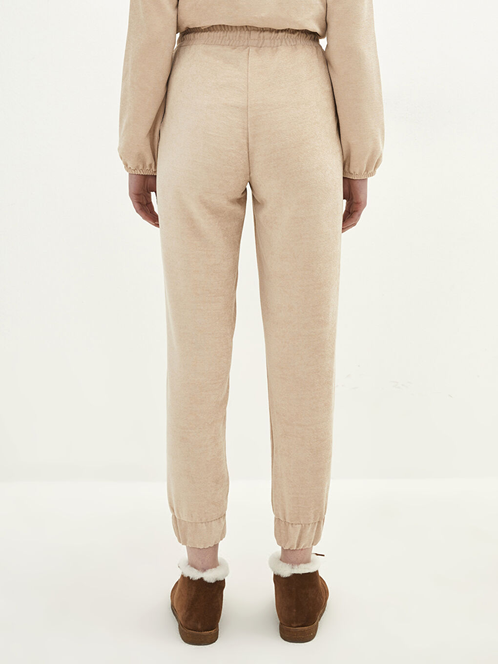 Elastische Schwangerschafts-Jogginghose aus Samt mit geradem Bein, Taschen und Details-4