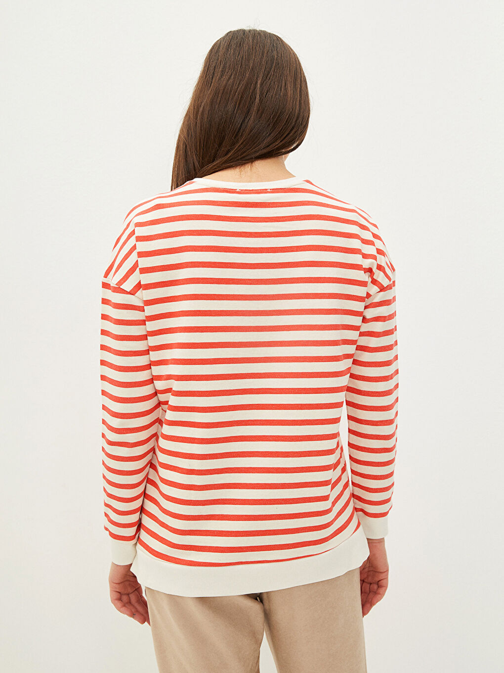 سويت شيرت نسائي بأكمام طويلة مُخَطَّط برقبة دائرية-4