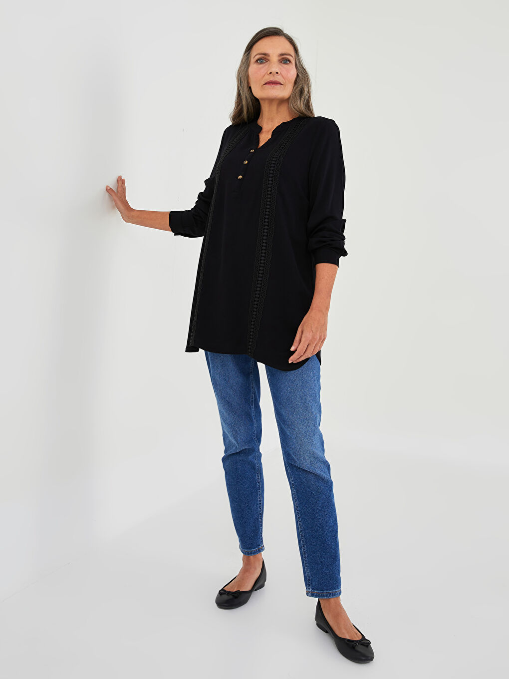 Siyah Kaçık Yaka Nakışlı Uzun Kollu Kadın Viskon Bluz