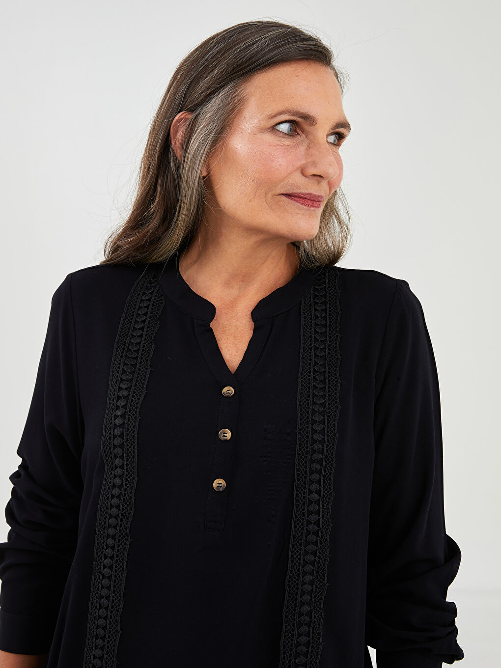 Siyah Kaçık Yaka Nakışlı Uzun Kollu Kadın Viskon Bluz-2