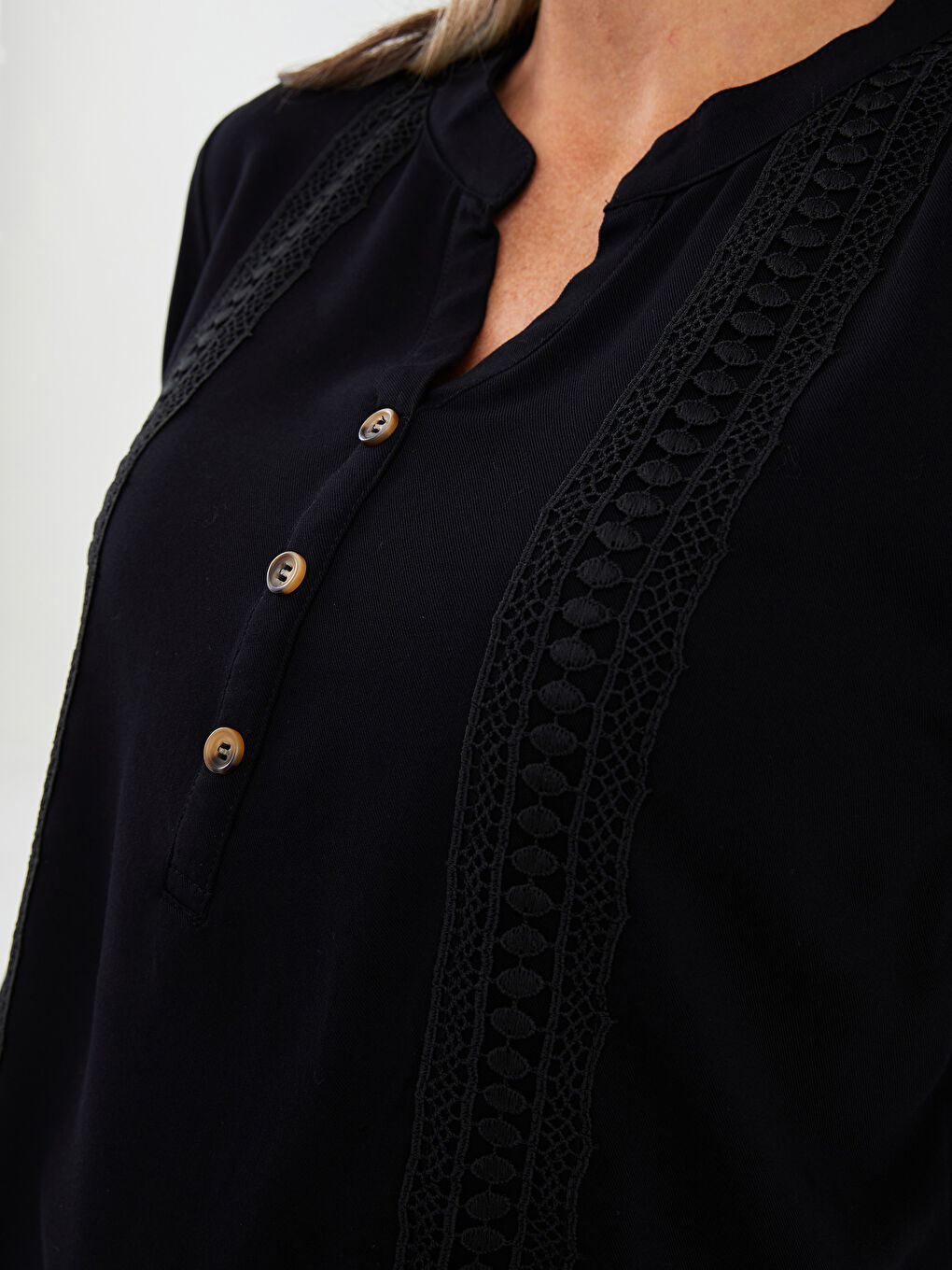 Siyah Kaçık Yaka Nakışlı Uzun Kollu Kadın Viskon Bluz-3