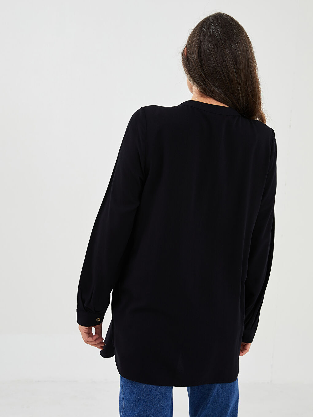 Siyah Kaçık Yaka Nakışlı Uzun Kollu Kadın Viskon Bluz-4