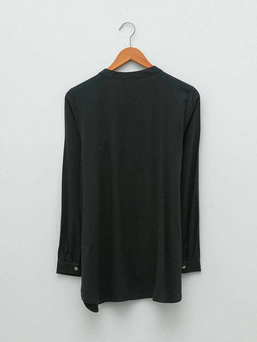 Siyah Kaçık Yaka Nakışlı Uzun Kollu Kadın Viskon Bluz-6