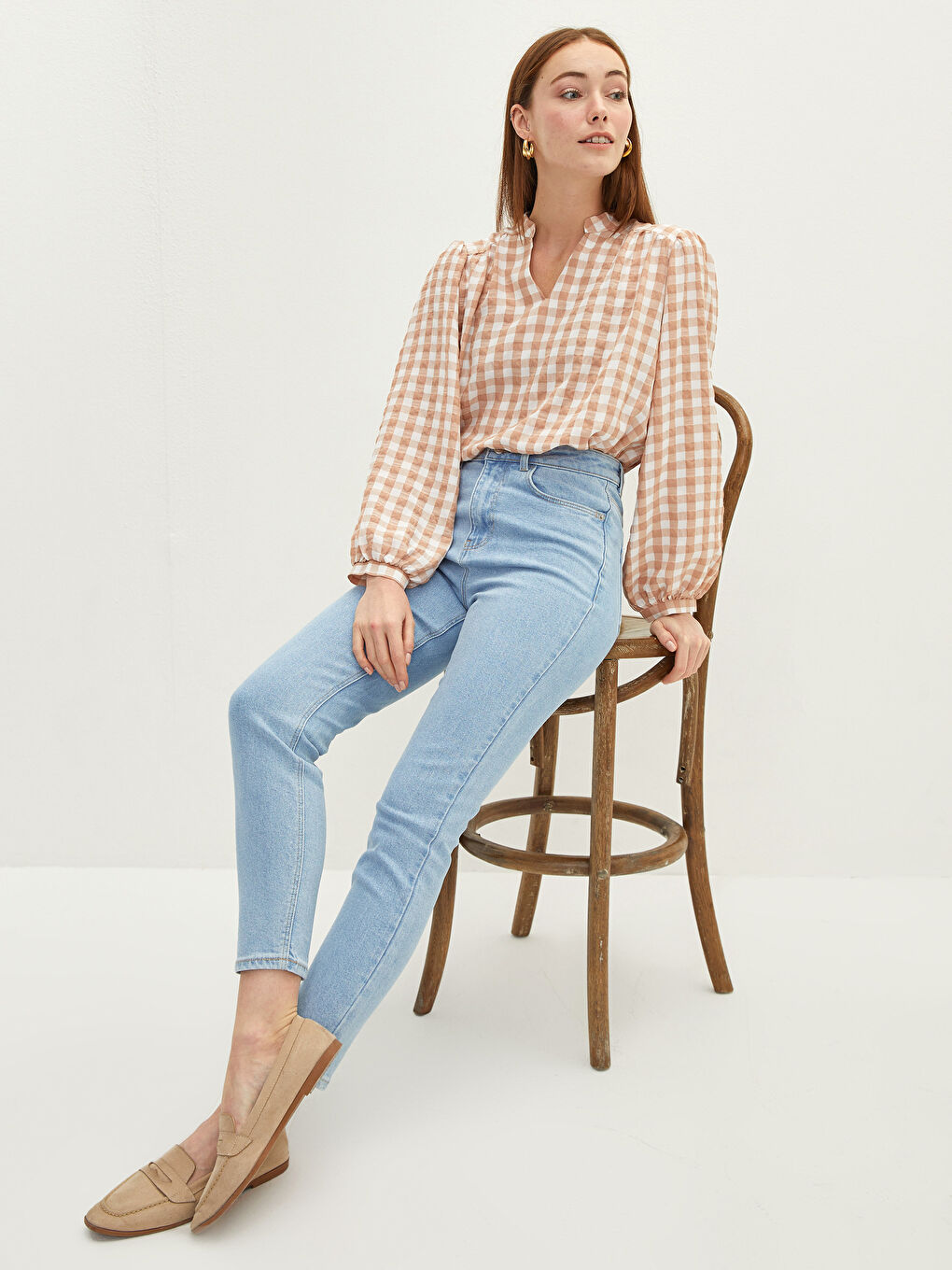 بنطلون جينز عالي الخصر بقصة نحيفة للنساء مع تفاصيل الجيب