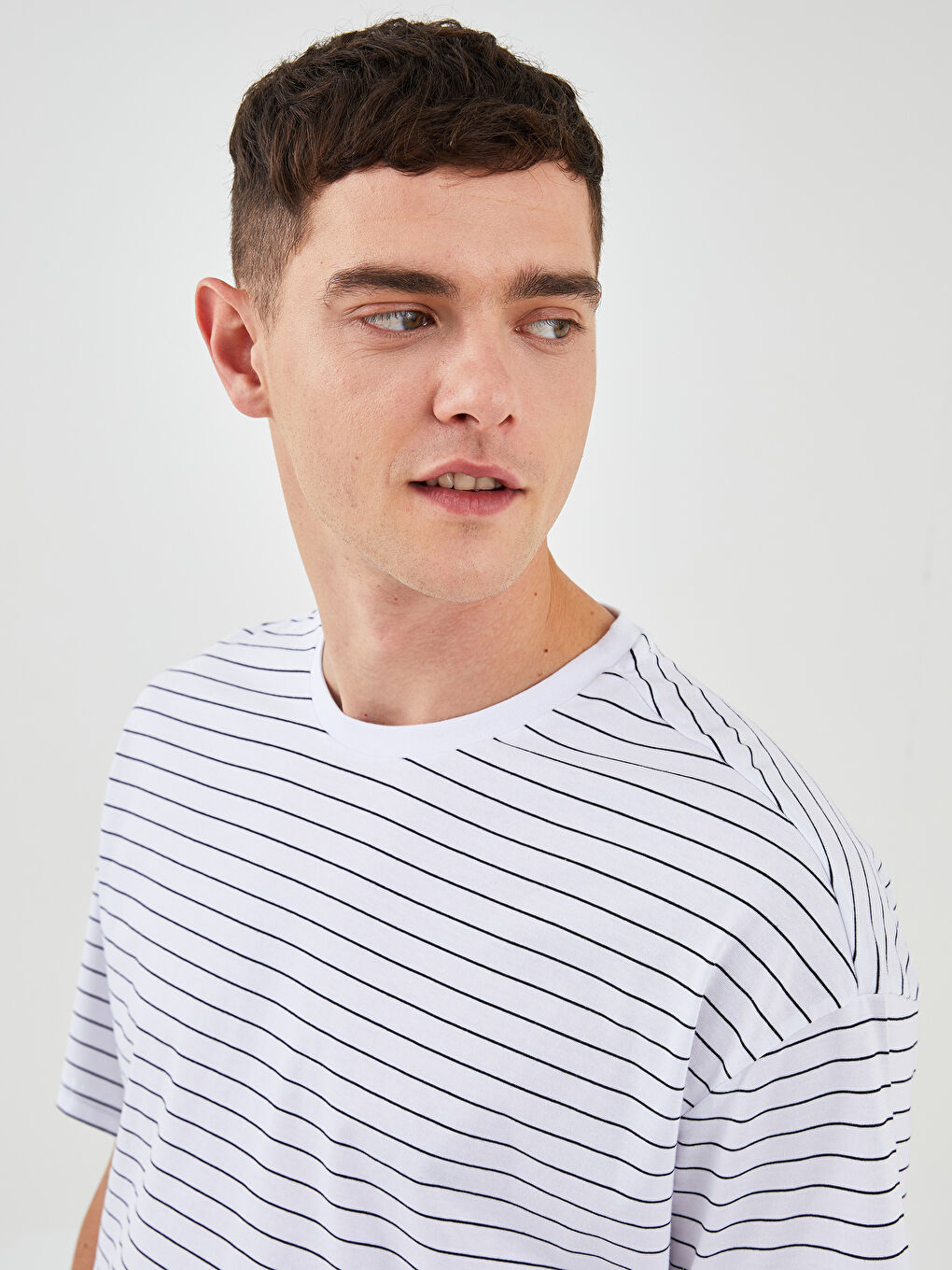 Beyaz Oversize Bisiklet Yaka Kısa Kollu Çizgili Penye Erkek Tişört-4