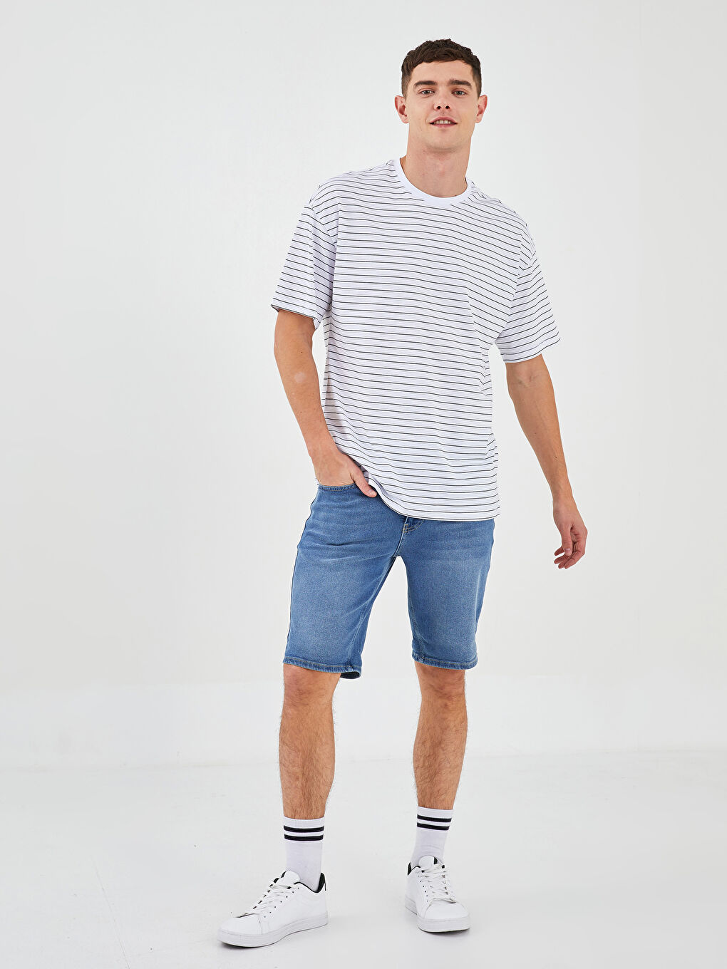 Beyaz Oversize Bisiklet Yaka Kısa Kollu Çizgili Penye Erkek Tişört-6