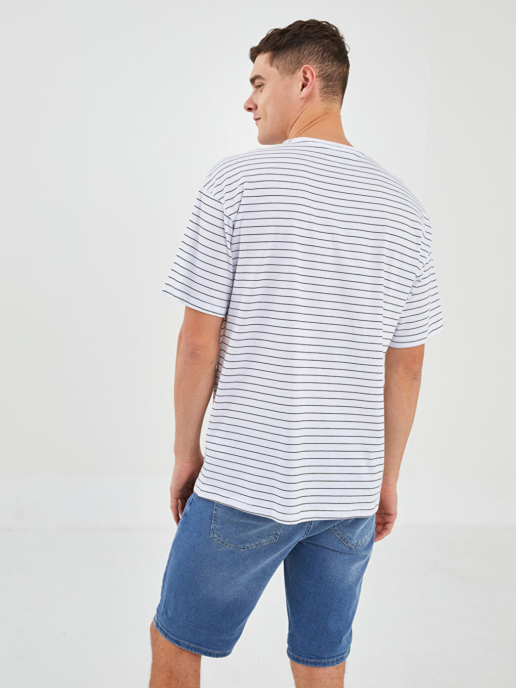 Beyaz Oversize Bisiklet Yaka Kısa Kollu Çizgili Penye Erkek Tişört-8