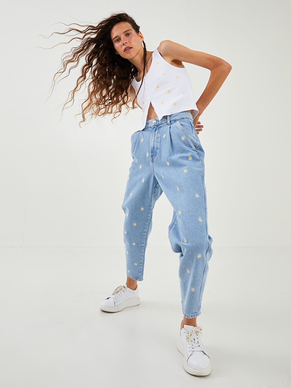 Mavi Rahat Fit Cep Detaylı Nakışlı Kadın Jean Pantolon-1