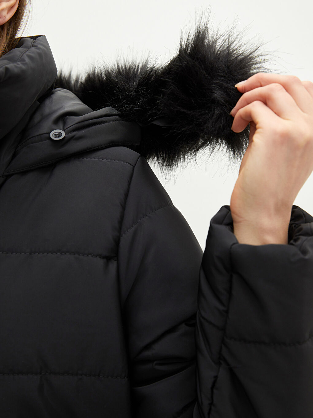 Doudoune Pour Femmes Avec Détail De Fourrure À Capuche Uni Épais À Manches Longues-5