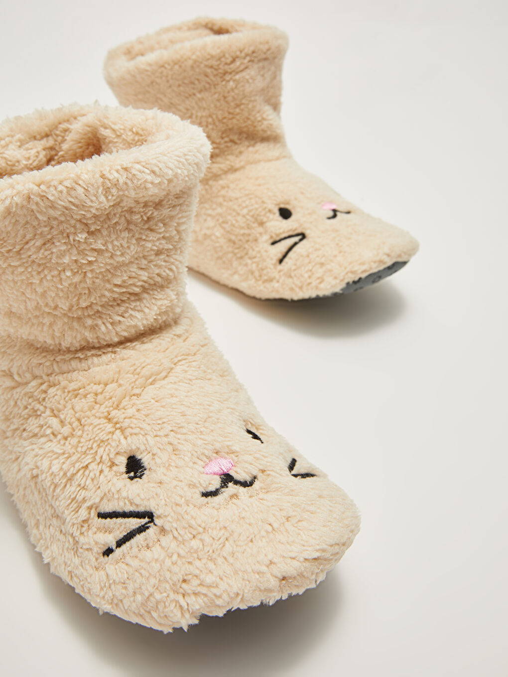 Bej Nakış Detaylı Pelüş Kadın Ev Botu-2