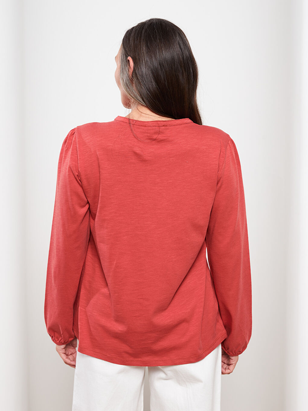 بلوزة قطن كم طويل مطرزة برقبة دائرية للسيدات-4