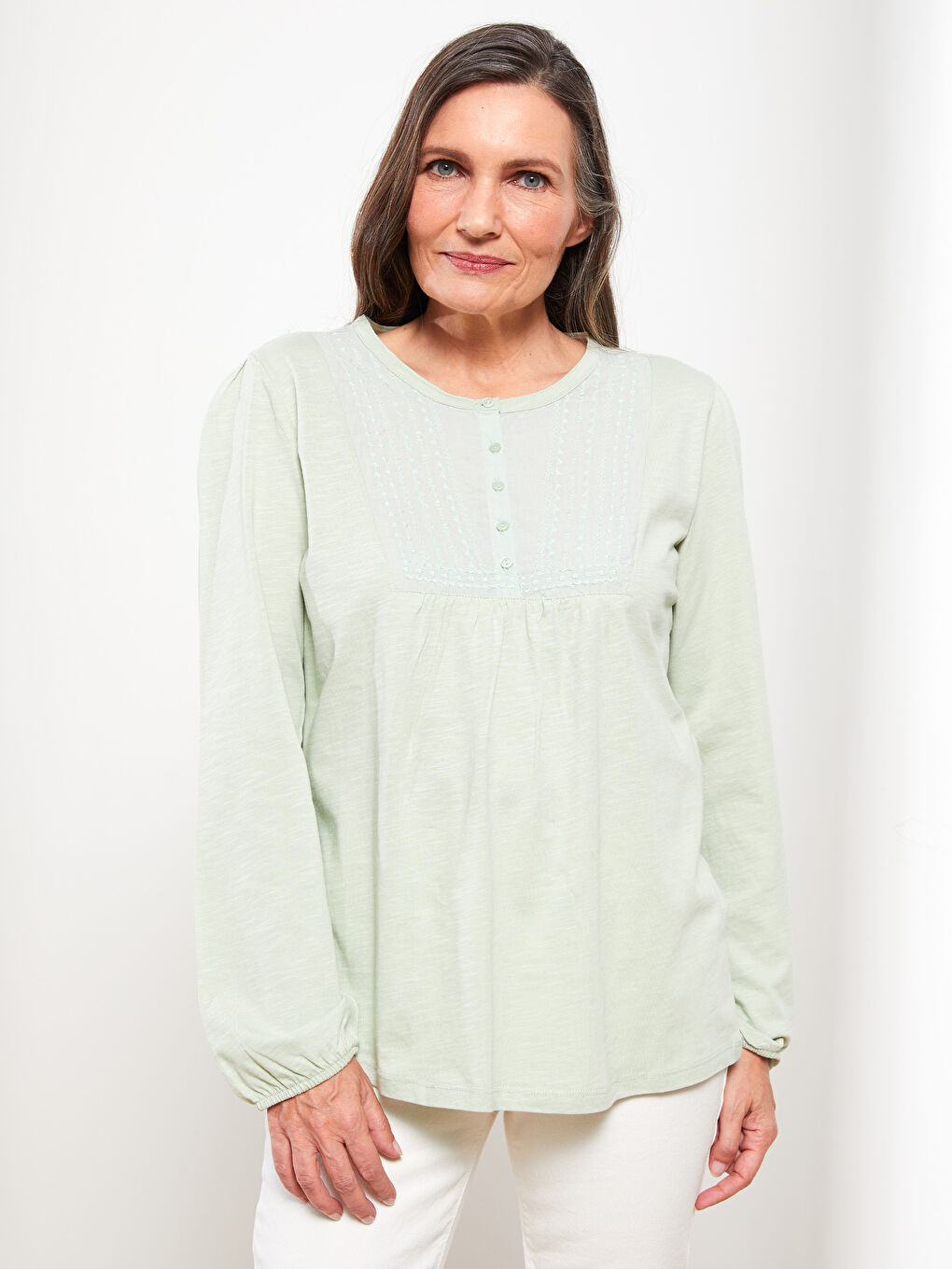 بلوزة قطن كم طويل مطرزة برقبة دائرية للسيدات-1