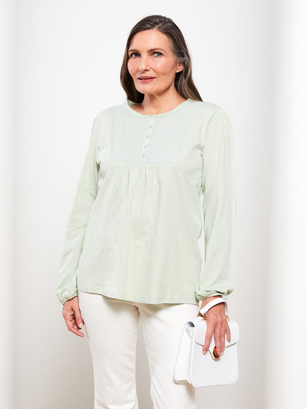 بلوزة قطن كم طويل مطرزة برقبة دائرية للسيدات-2