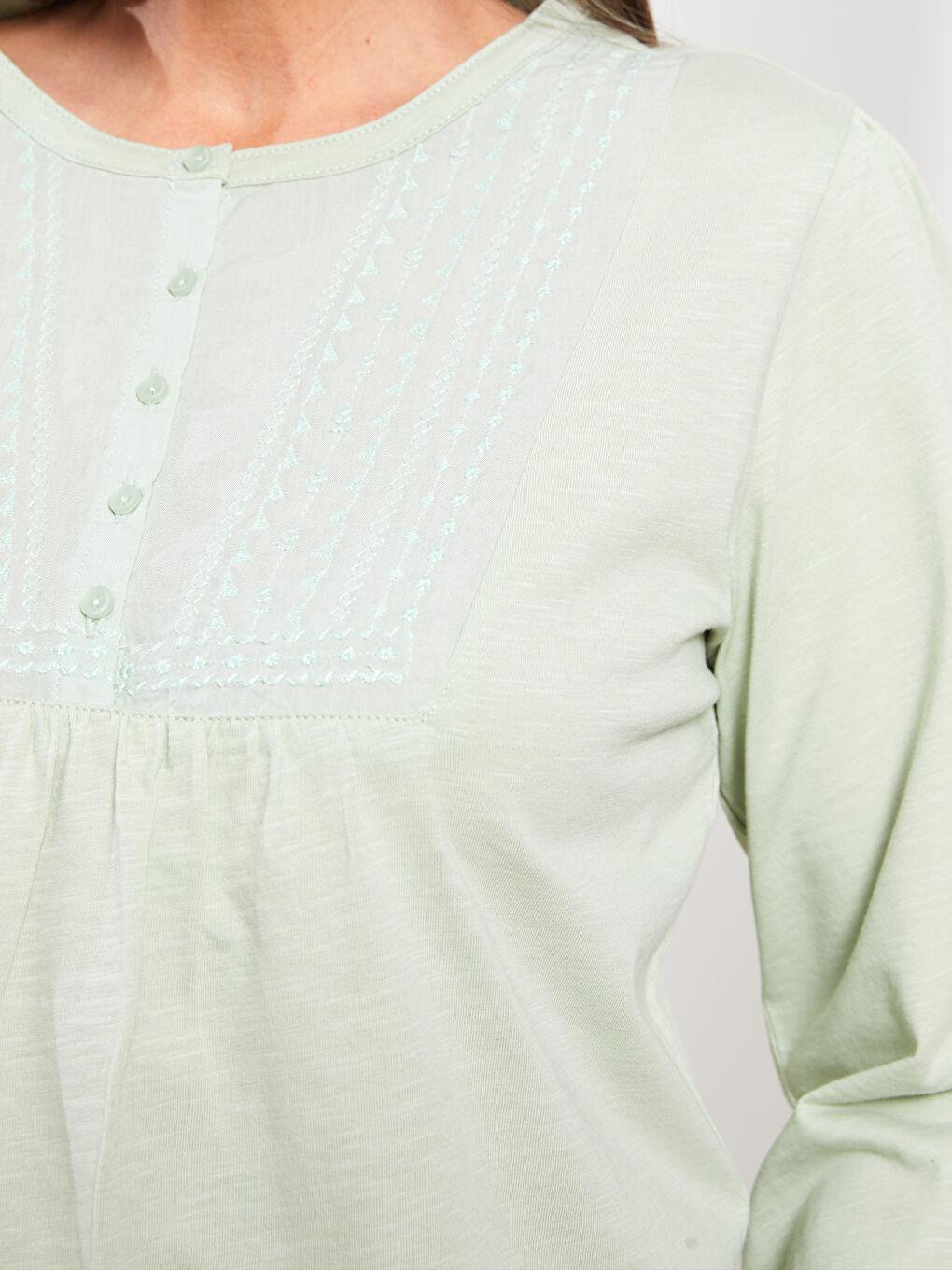 بلوزة قطن كم طويل مطرزة برقبة دائرية للسيدات-3