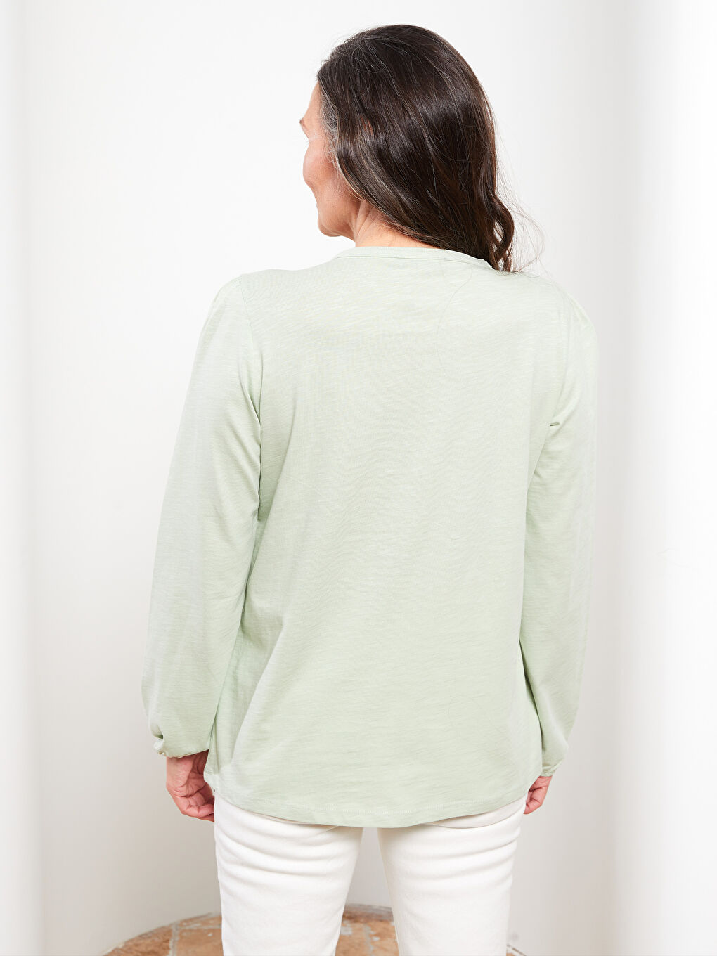 بلوزة قطن كم طويل مطرزة برقبة دائرية للسيدات-4