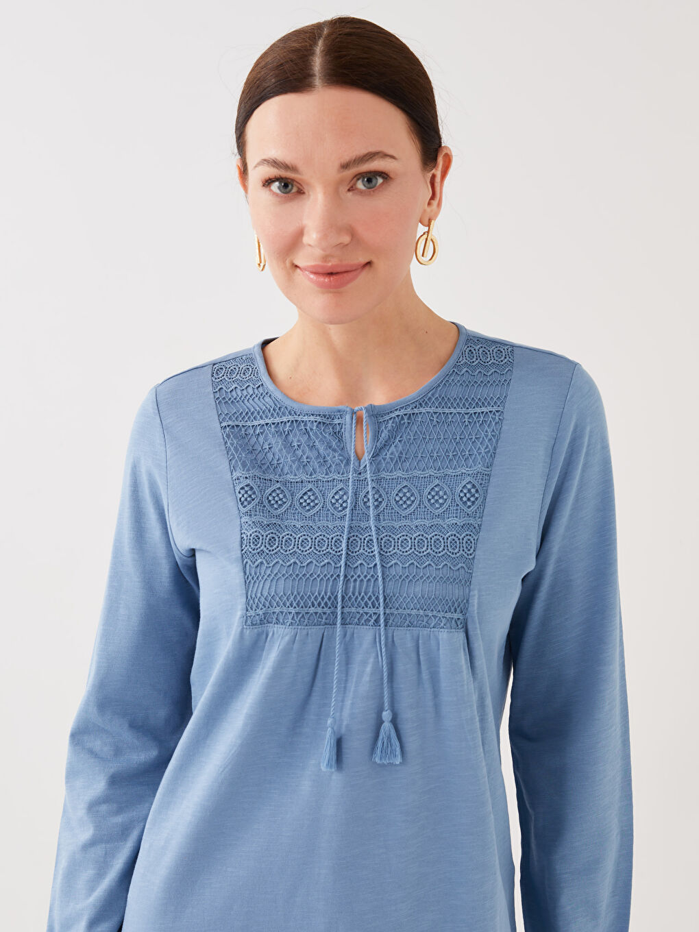 بلوزة كم طويل بياقة مربوطة بتفاصيل دانتيل للسيدات