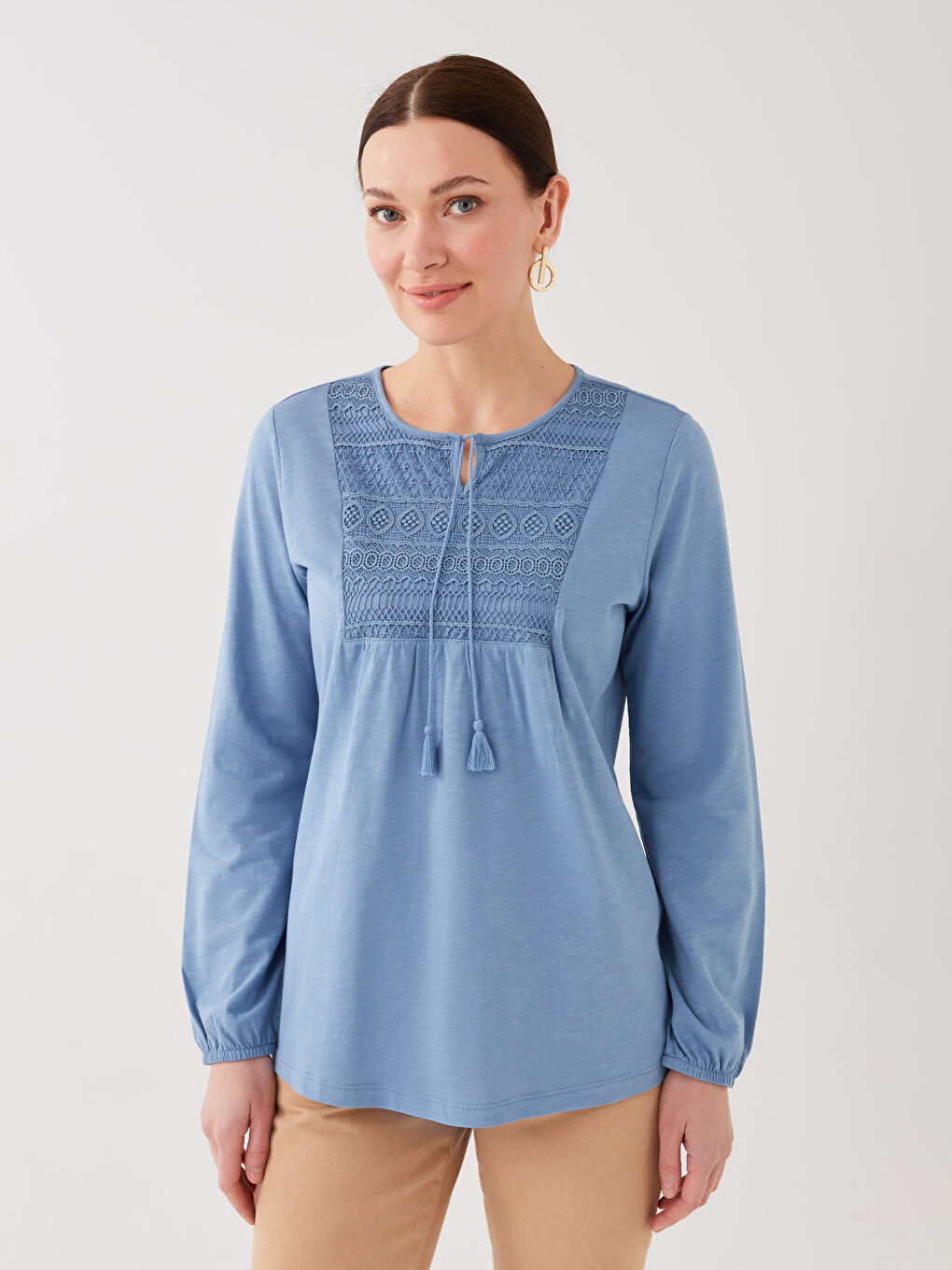 بلوزة كم طويل بياقة مربوطة بتفاصيل دانتيل للسيدات-1