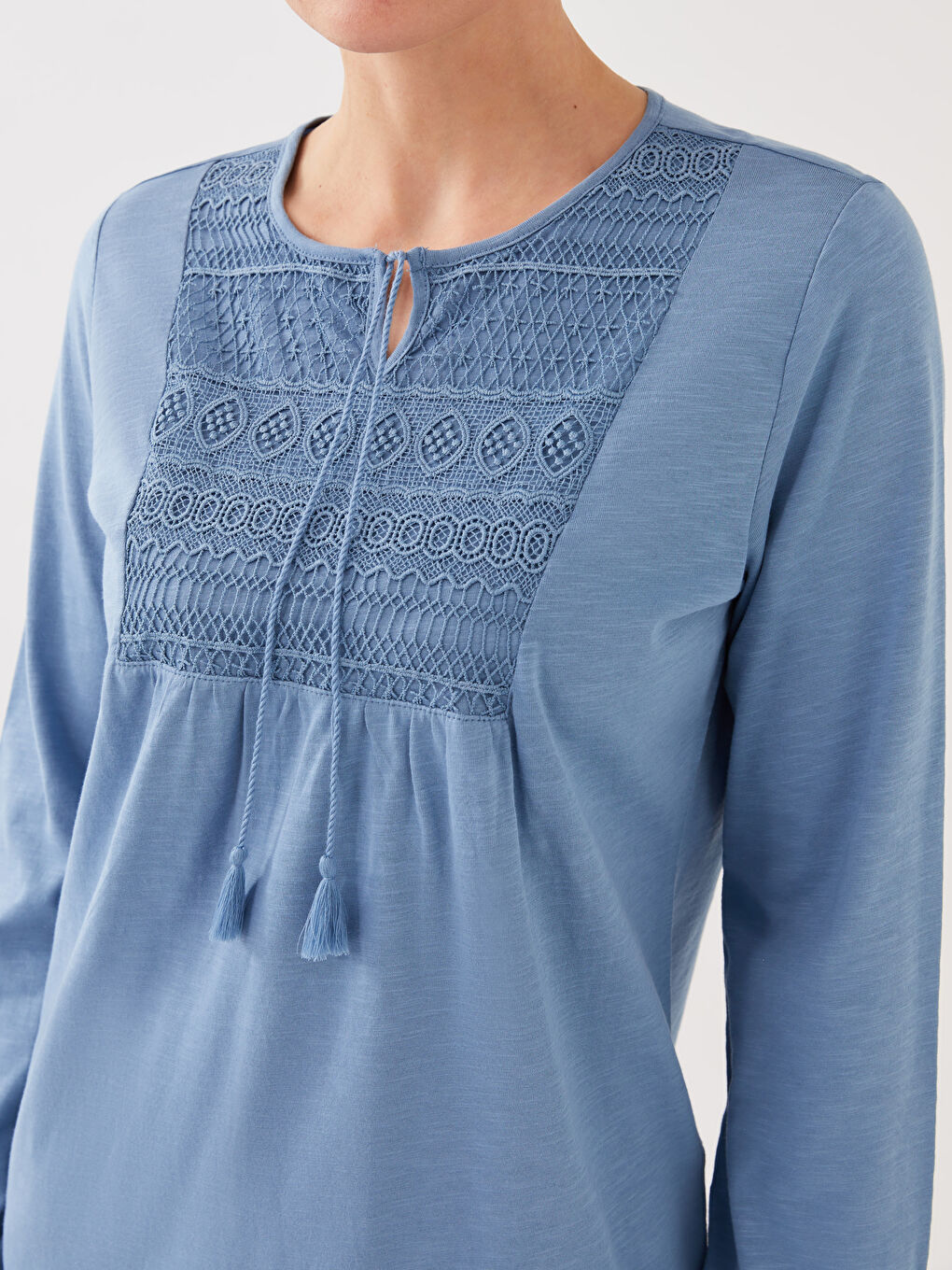 بلوزة كم طويل بياقة مربوطة بتفاصيل دانتيل للسيدات-3