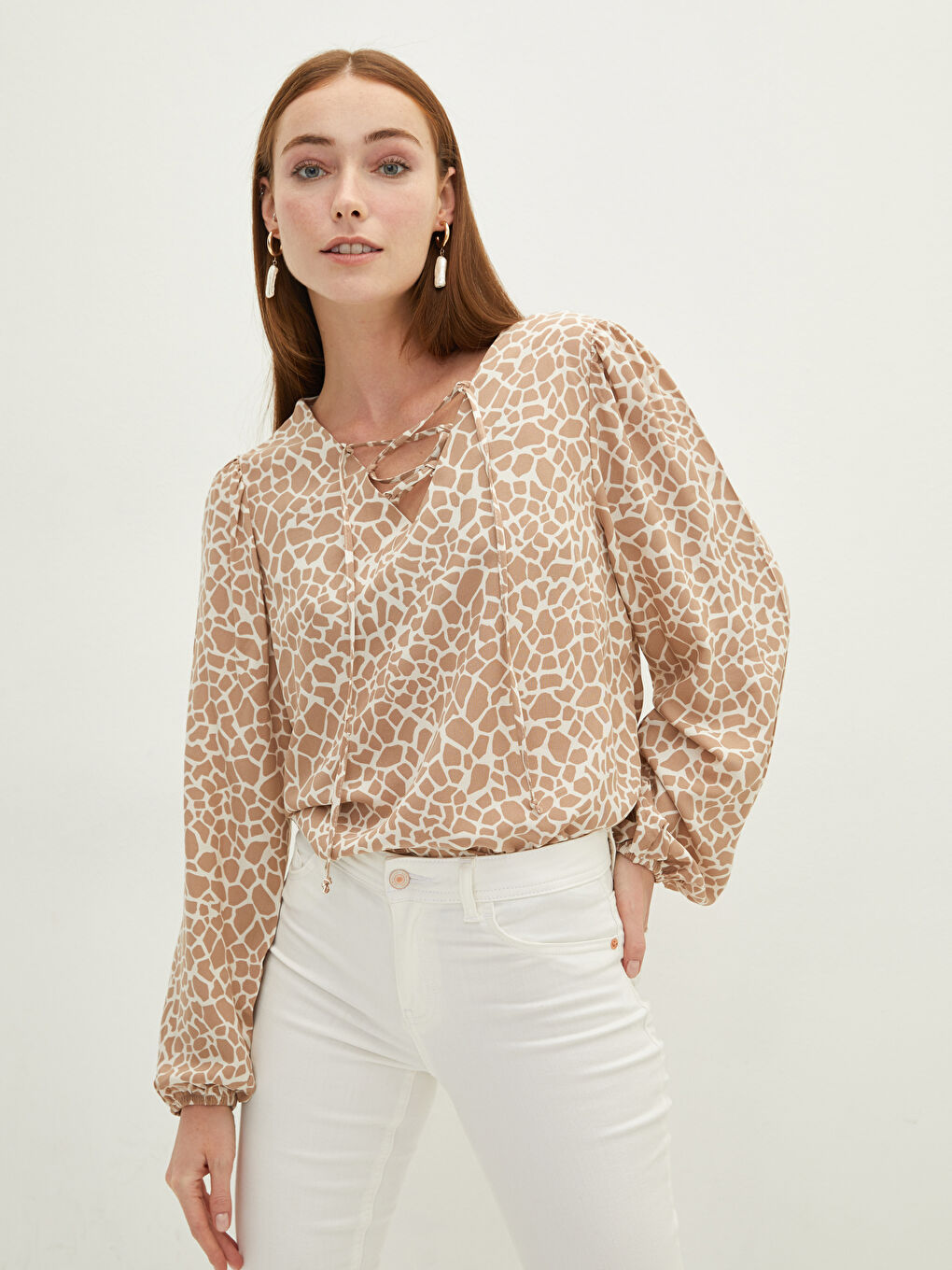 Bej Bağlamalı Yaka Çiçekli Uzun Kollu Viskon Kadın Bluz