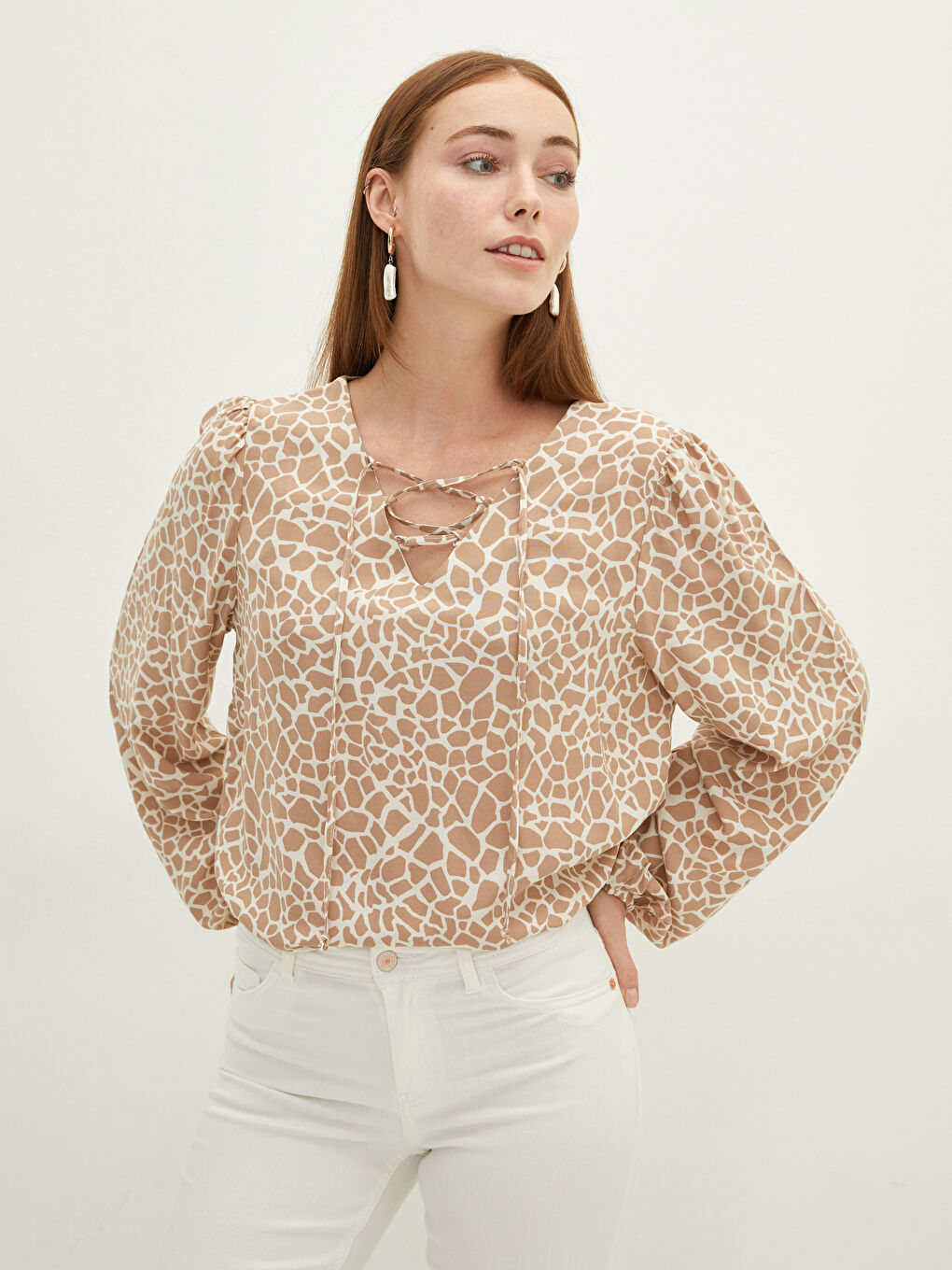 Bej Bağlamalı Yaka Çiçekli Uzun Kollu Viskon Kadın Bluz-1